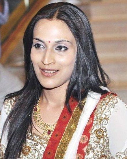 Aishwarya R. Dhanush 10 aishwarya r. dhanush