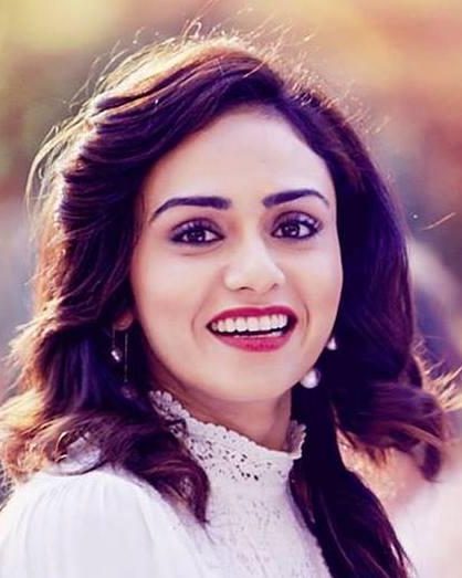 amruta khanvilkar
