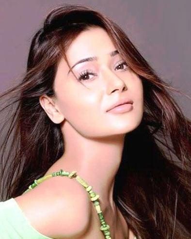 sara khan